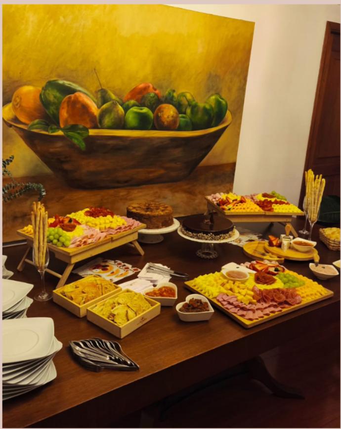 Tabla de quesos y tapas en bogotá